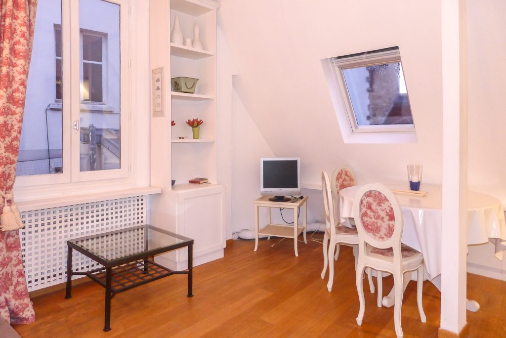 'CHAISE 1 bedroom steps from Bon Marché /Saint Germain