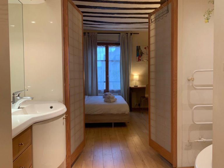 'REAUMUR 24 large studio between Republique and Le Marais with large bathtub