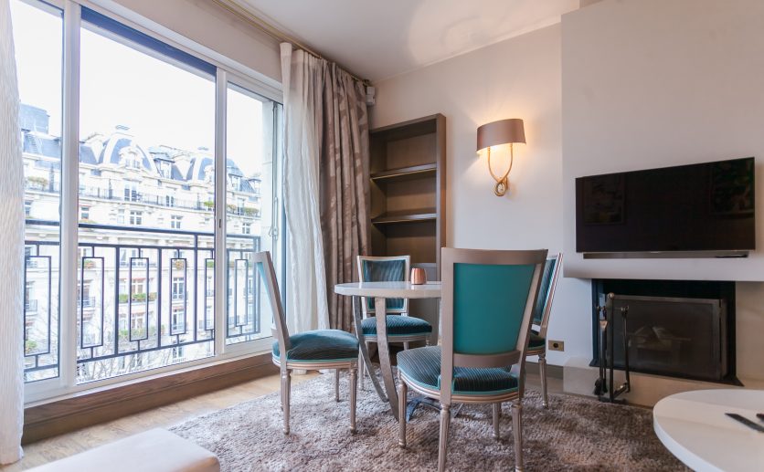 1 Bedroom Luxury Apartment in Montaigne